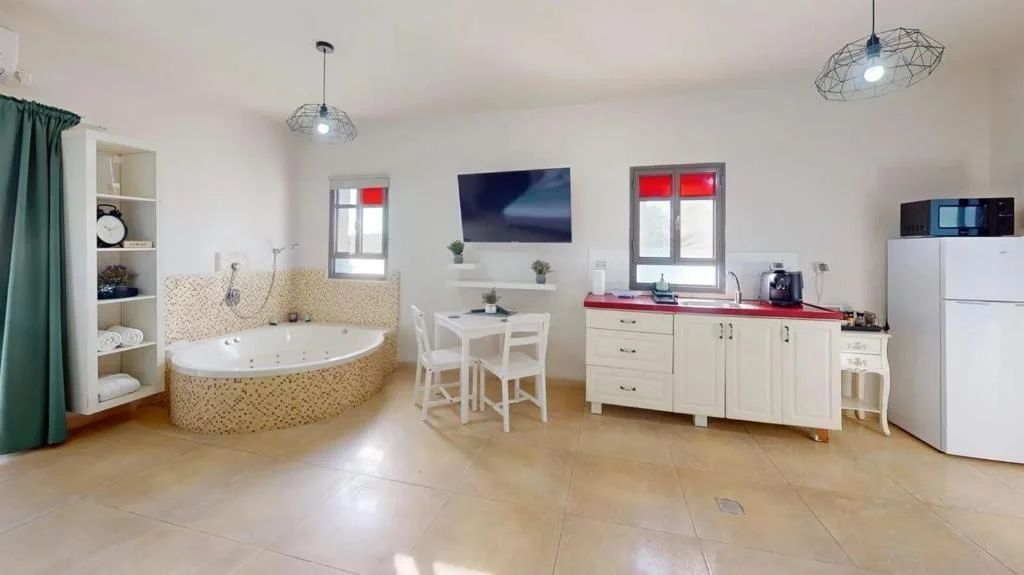 Suite with Private Pool and Courtyard - Tiffany Suites 4