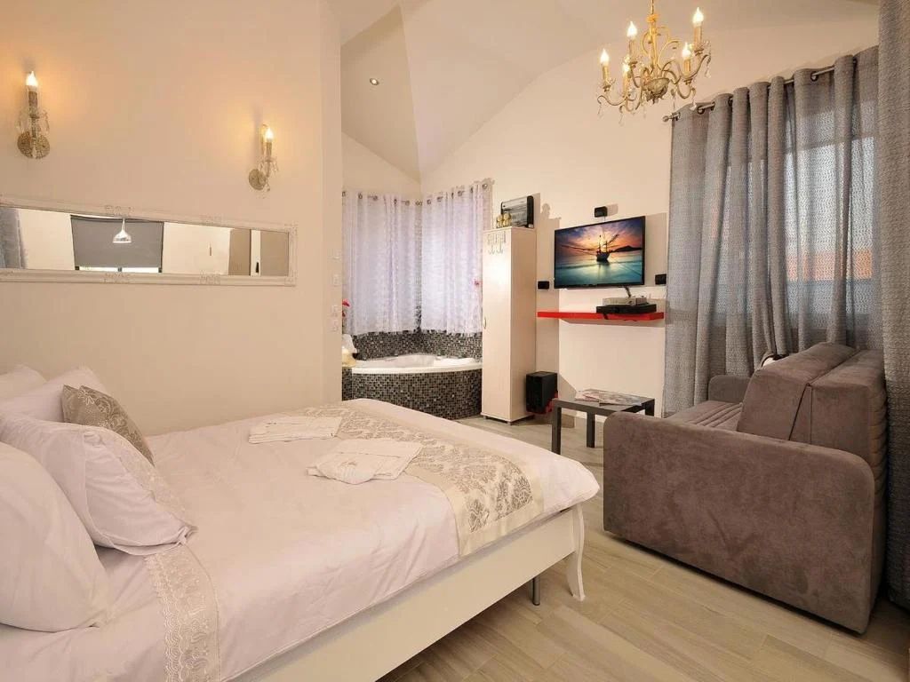 Romantic Cabin with Spa Bath A - Gal Golan 2