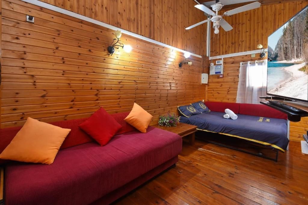 A Corner in the Spring - The Large Family Cabin 4